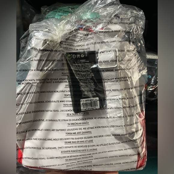 24HR DROP ‼️ Loungefly Stitch Santa backpack - Picture 3 of 3